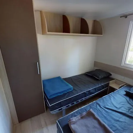 אתר קמפינג Mobil-home A Avec Terrasse, 2 - Api-1-52-1253